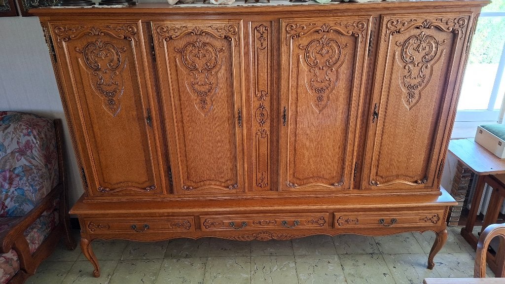 Massief eiken kast, verfijnd houtsnijwerk (Rococo stijl), Antiek en Kunst, Ophalen