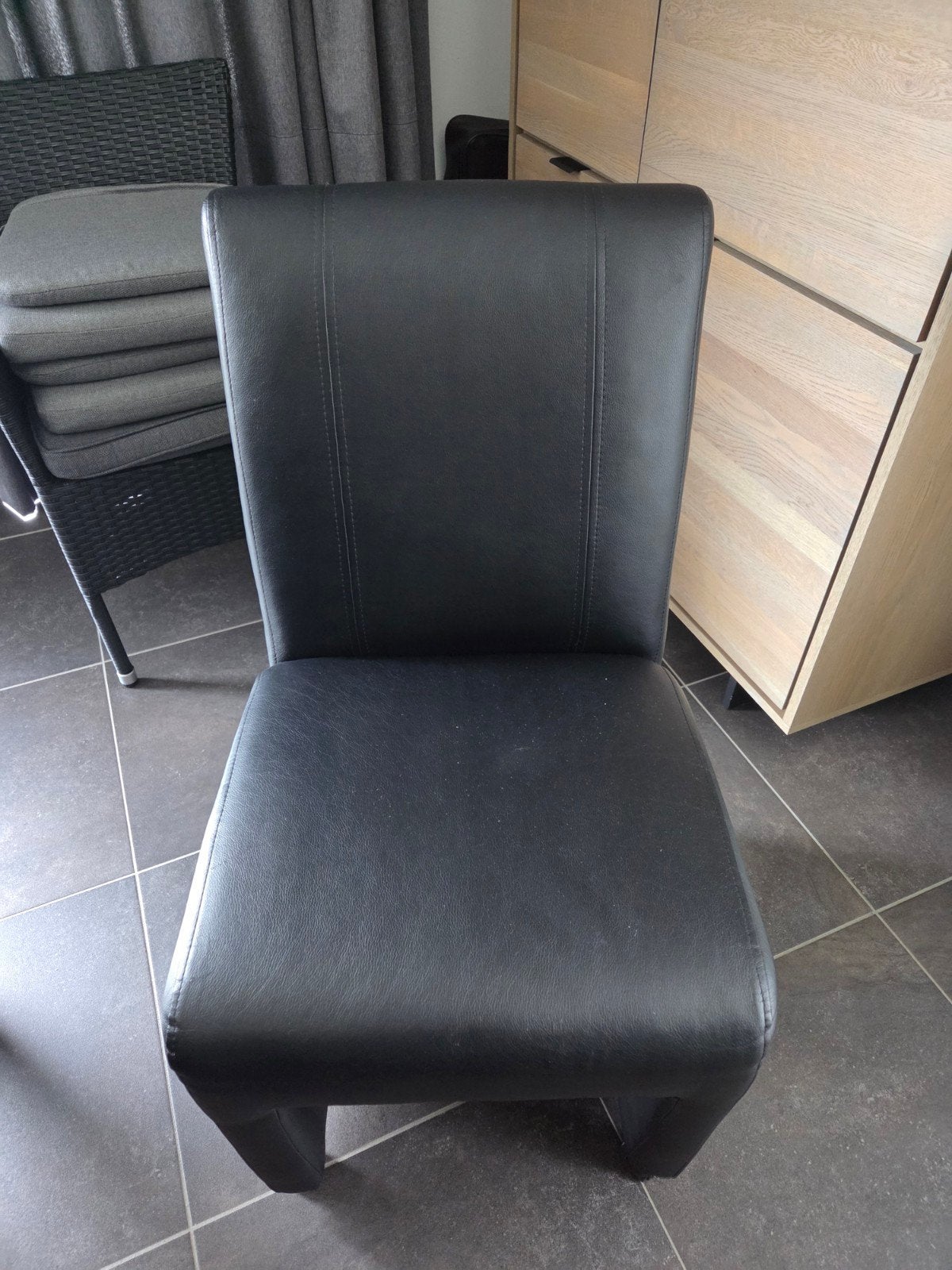 Eetkamerstoelen zwarte  op wielen, Ophalen, Leer