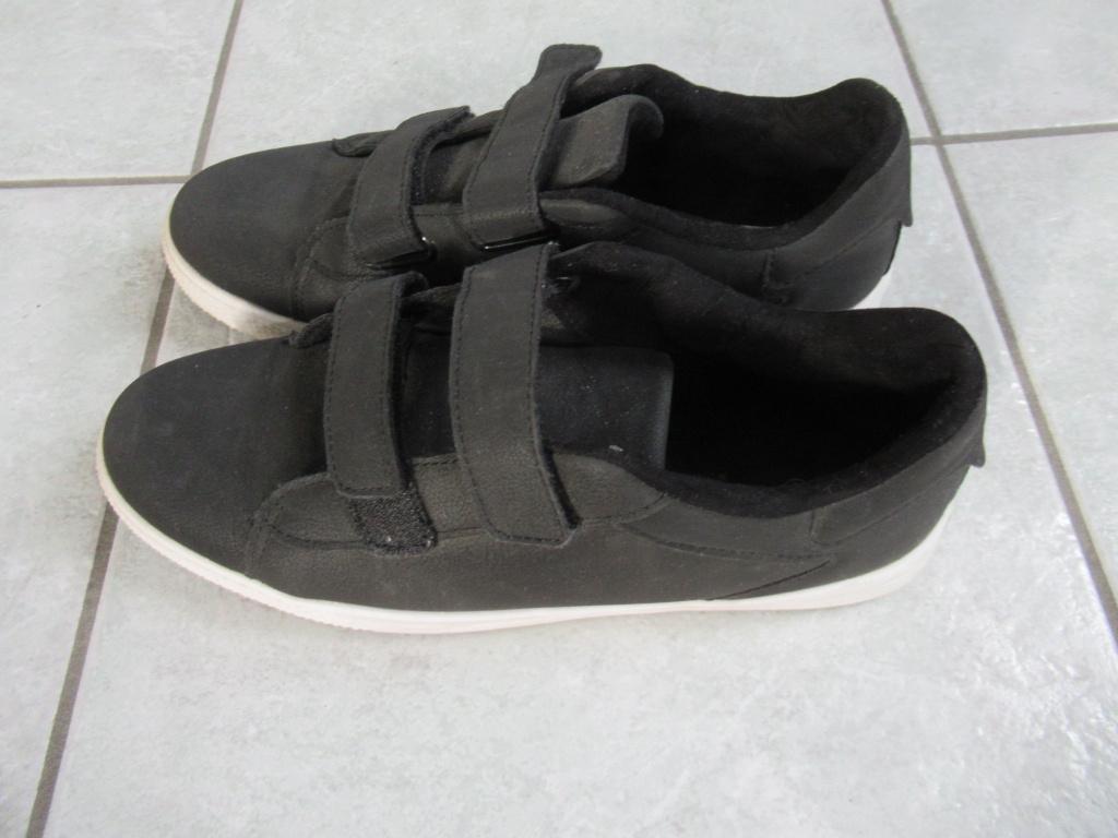 Zwarte sneakers met klittebandsluiting, zo goed als nieuw, Sneakers et Baskets, Comme neuf, Enlèvement, Noir