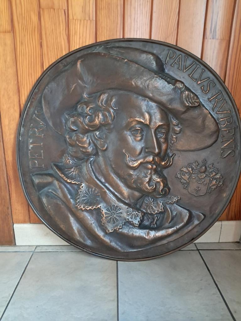 Grand medaillon, Enlèvement