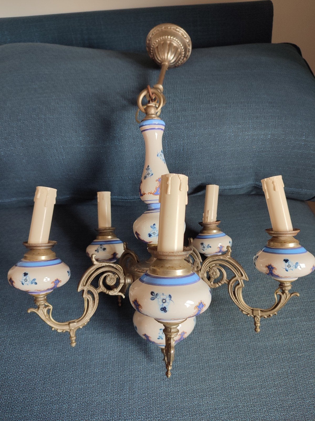Porseleinen Hollandse kroonluchter.Blauw- wit beschilderd., Ophalen