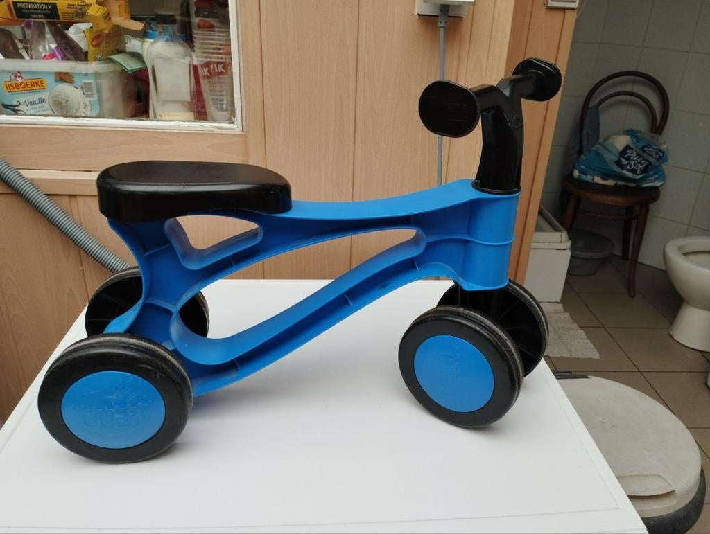Een klein kindjes fietsje kleur blauw en zwart, Ophalen