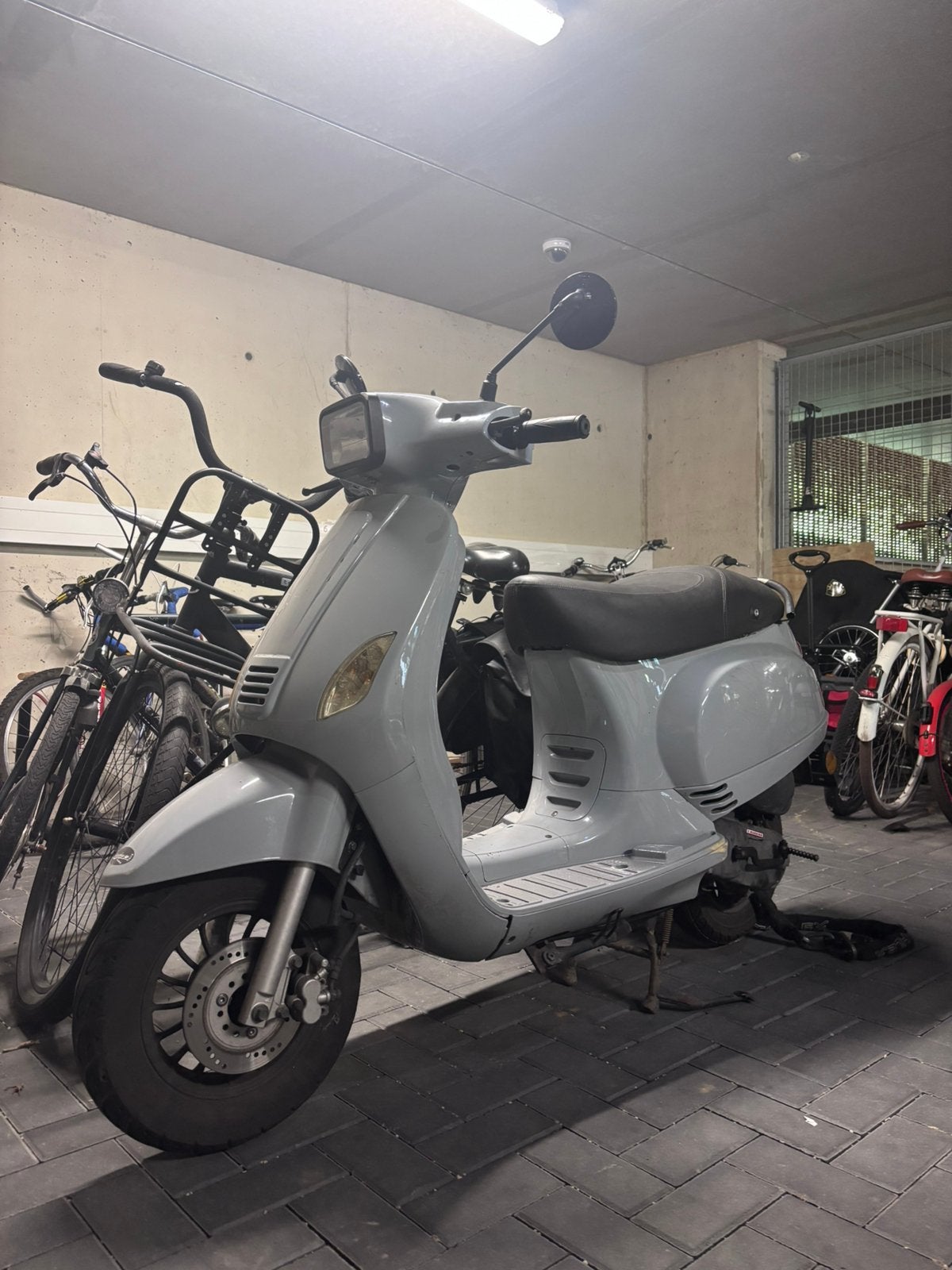 Grijze scooter B klasse, Fietsen en Brommers, Scooters | Overige merken, Ophalen, Zo goed als nieuw, Benzine