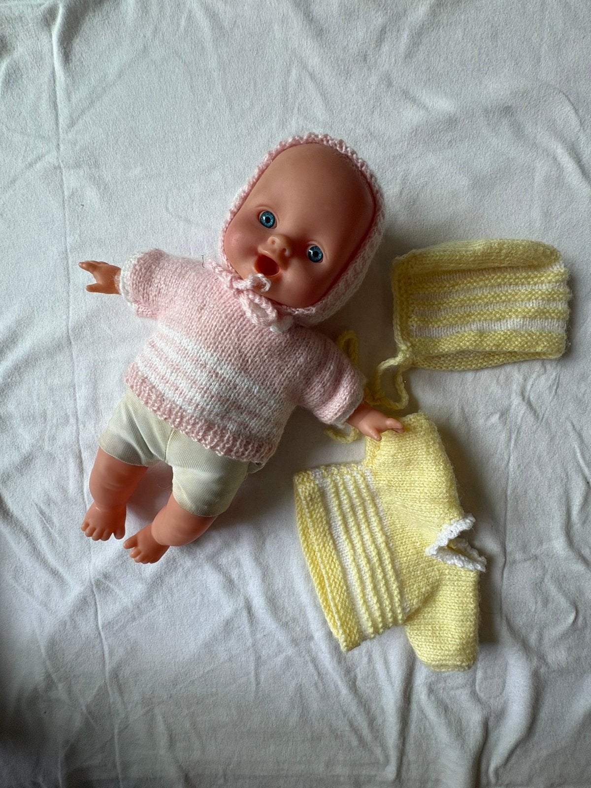 Poupon 25 cm avec tenue tricotée main, Ophalen, Gebruikt