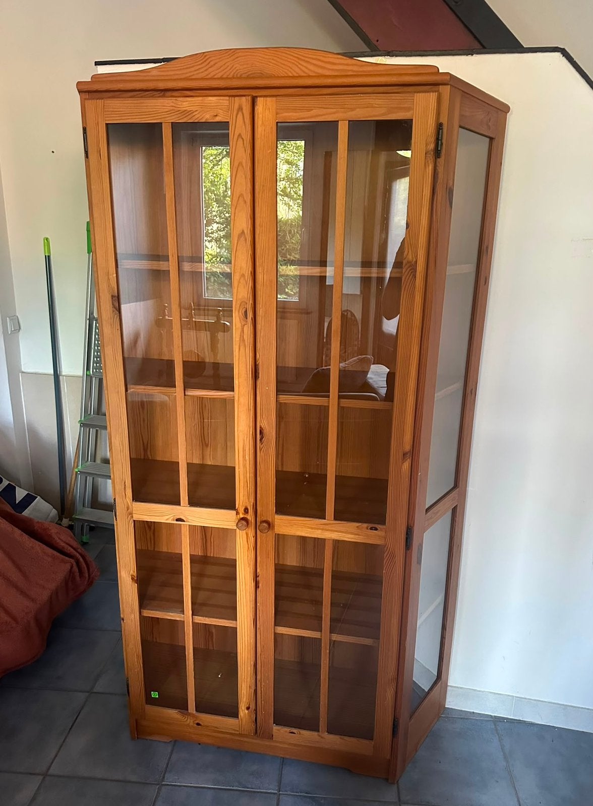 Grote houten vitrinekast met glazen deuren, Huis en Inrichting, Kasten | Vitrinekasten, Gebruikt, Ophalen