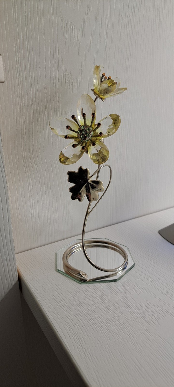Swarovski crystal yellow bloem, Enlèvement