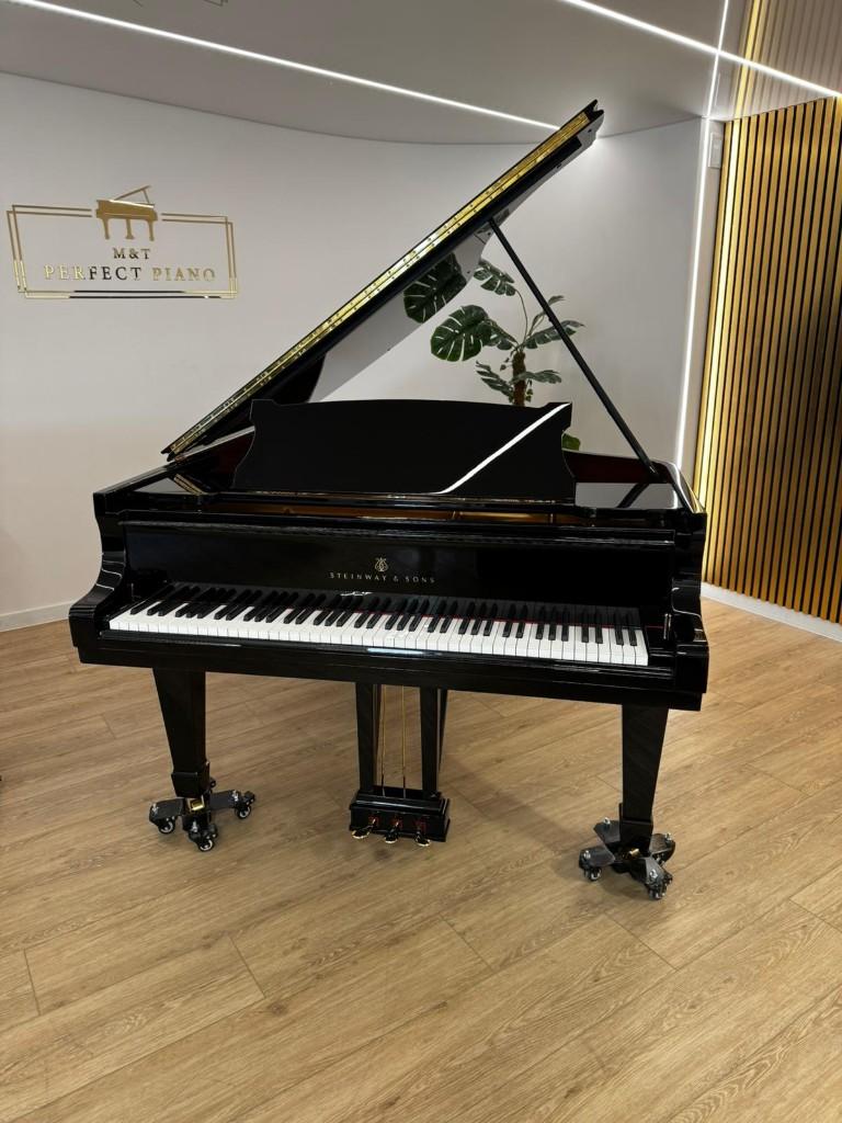 Steinway & Sons Model B. Hamburg Production. Restored!, Brillant, Comme neuf, Enlèvement, Piano