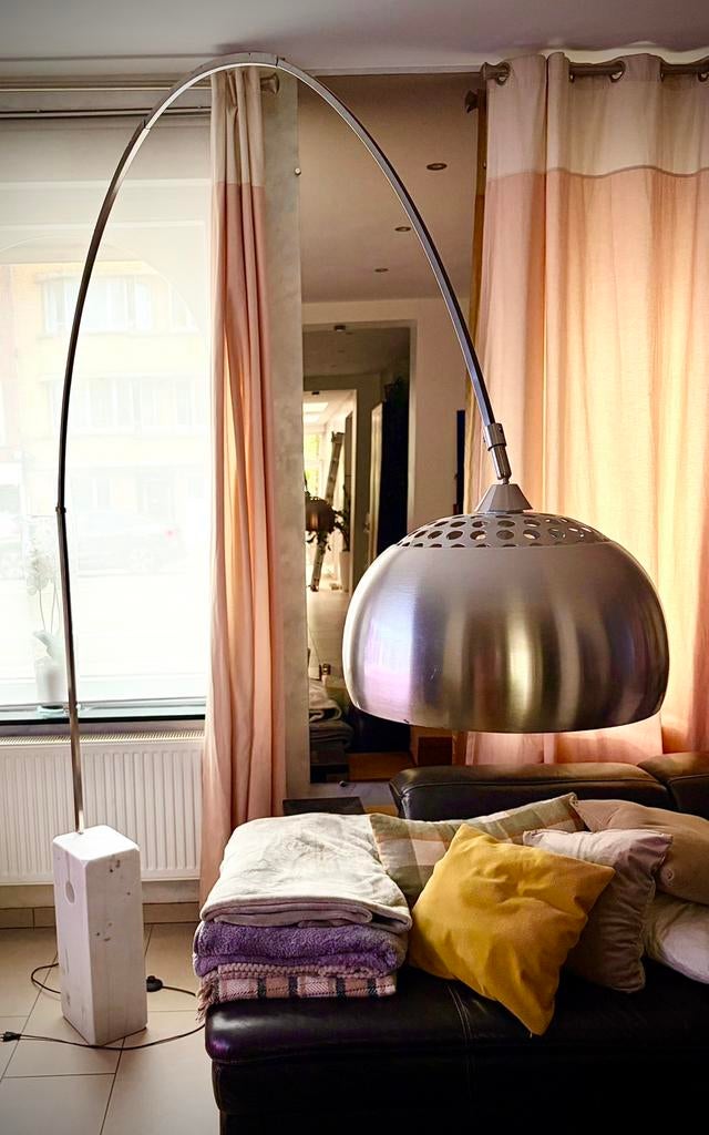 Lampadaire arc design – Pied en marbre blanc massif (30 kg), Maison & Meubles, Enlèvement, Comme neuf, Métal