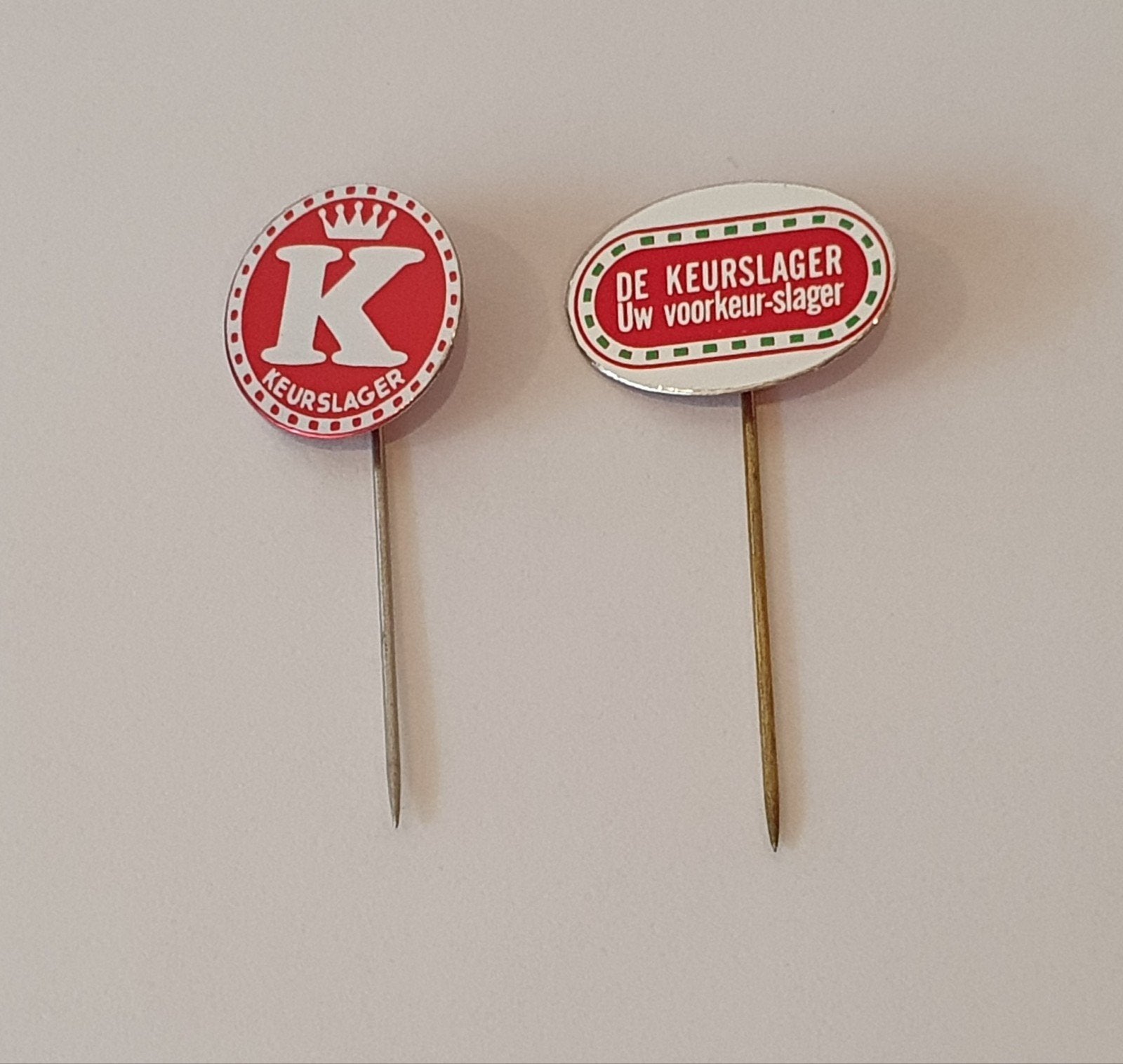 2x reclamespeldjes De Keurslager, Verzamelen, Speldjes, Pins en Buttons, Ophalen of Verzenden
