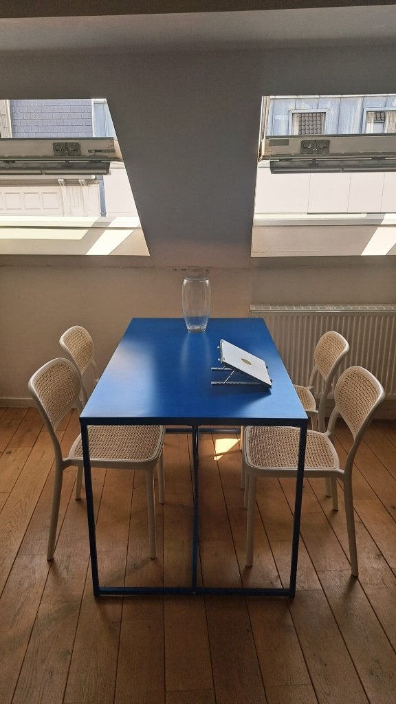 Tafel + 4 stoelen, Huis en Inrichting, Tafels | Eettafels, Ophalen, Zo goed als nieuw, Vijf personen of meer, De tafel is diepblauw en de stoelen zijn wit en beige.