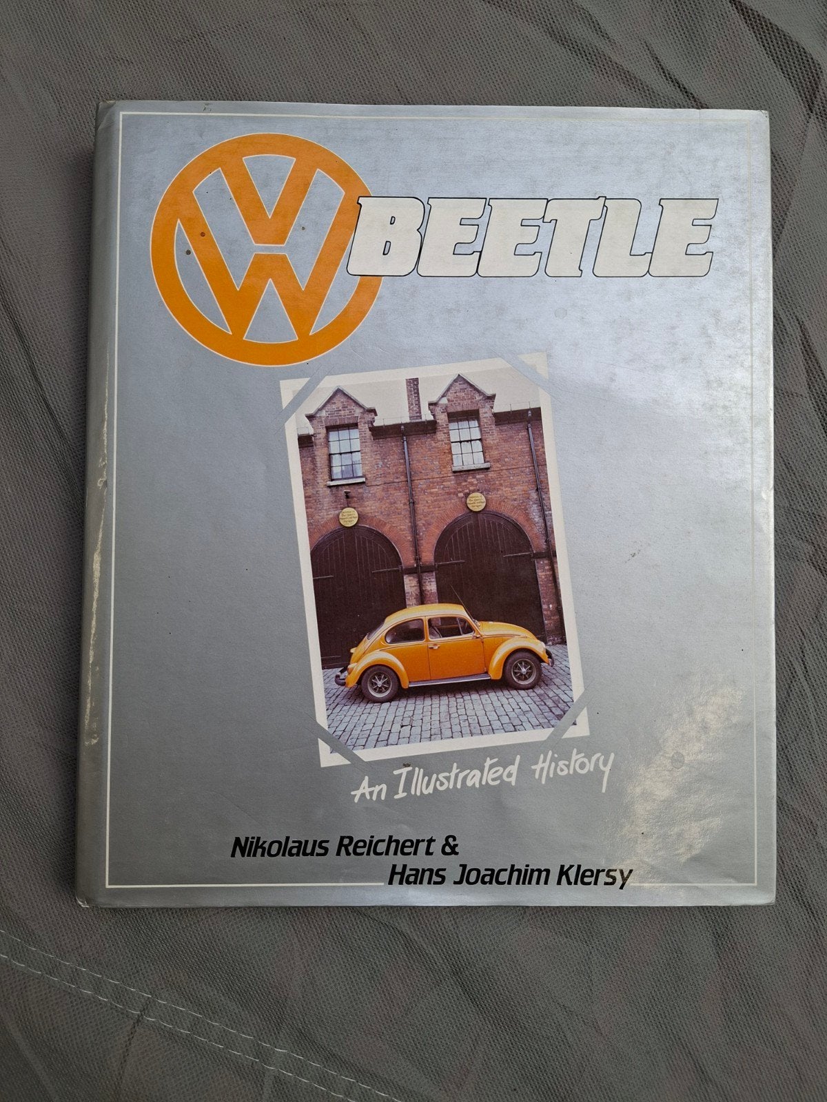 VW Beetle - an illustrated History, Boeken, Nikolaus Reichert & Joachim Klersy, Volkswagen, Ophalen, Gelezen