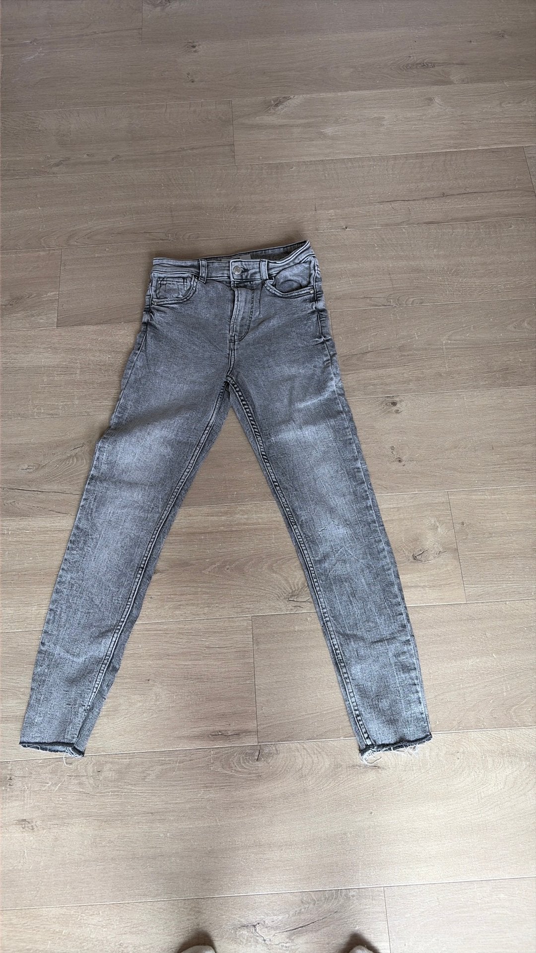 Slim fit broek bershka maat 36, Ophalen, Zo goed als nieuw, Grijs, W28 - W29 (confectie 36)