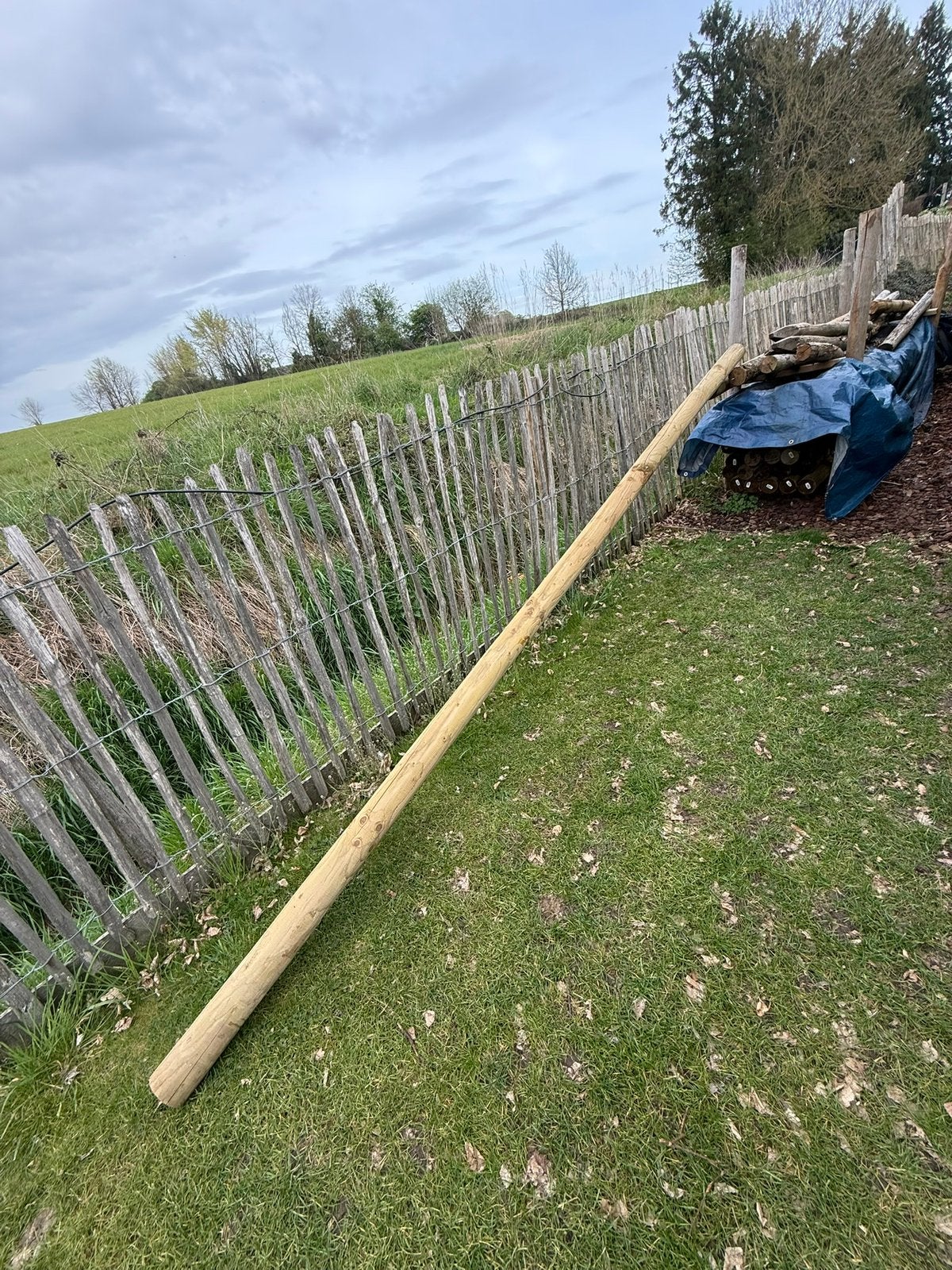 28 houten palen van 4 meter lengte, 10 cm diameter., Ophalen, Zo goed als nieuw, Palen