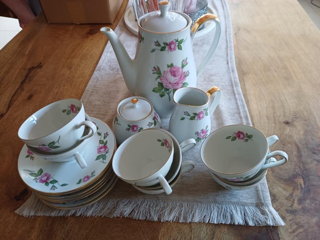 8 delig porseleinen koffieservies met gouden rand kahla, Antiek en Kunst, Ophalen