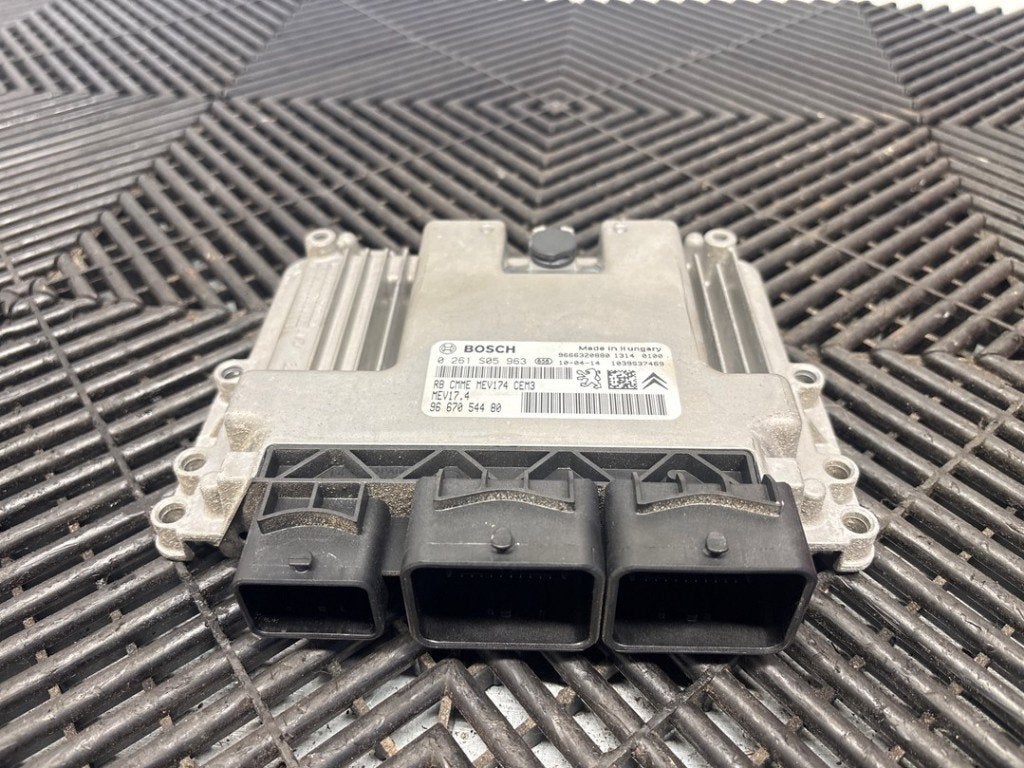 CALCULATEUR MOTEUR ECU Peugeot 207 / 207+ (WA / WC / WM), Robert Bosch AG, Utilisé, Robert-Bosch-Allee 1
74232  Abstatt, DE, Engineering@bosch.com