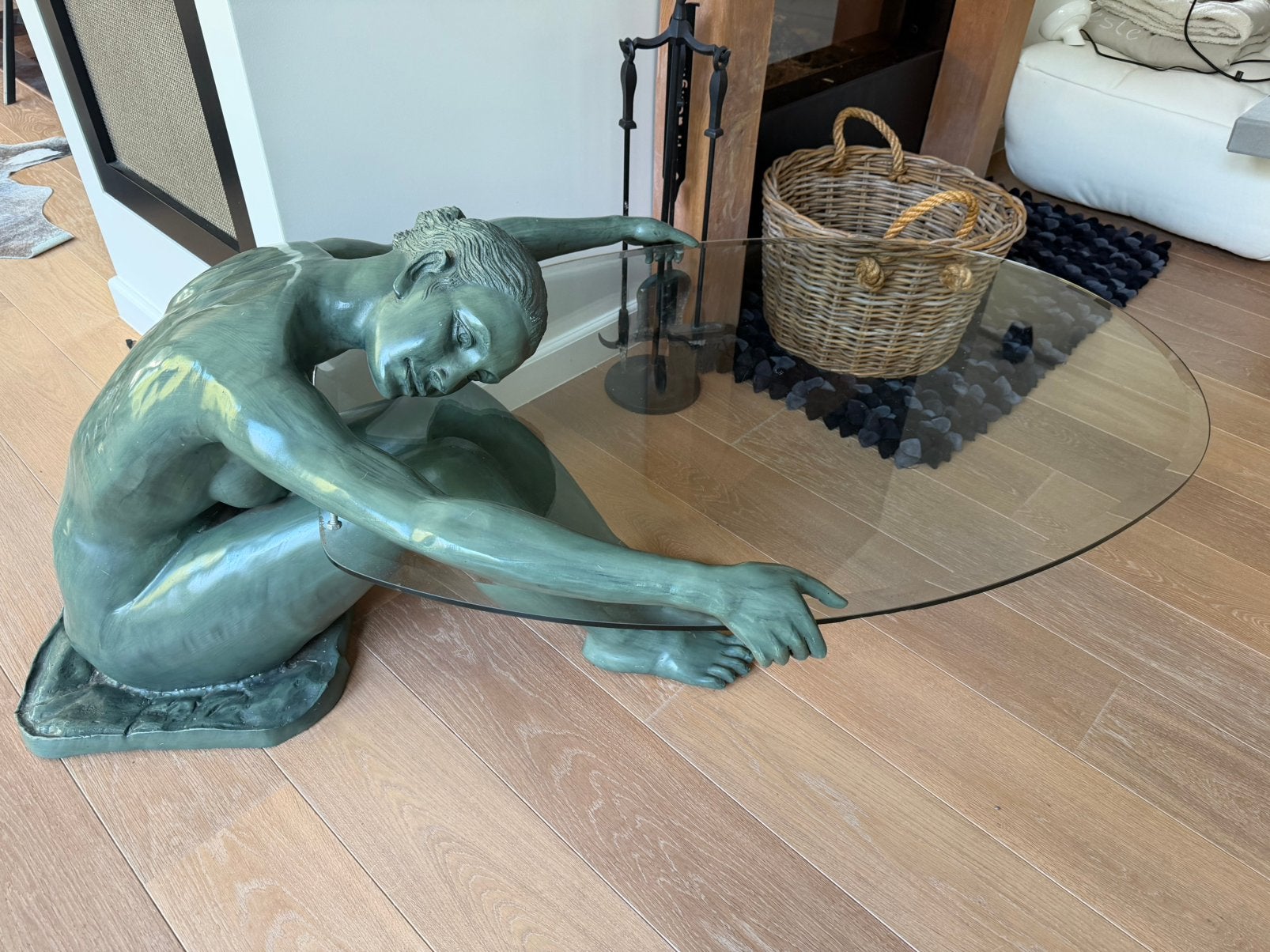 Salontafel in brons met ovale glazen blad, Huis en Inrichting, Ophalen, 50 – 75, Gebruikt, 50 tot 100 cm
