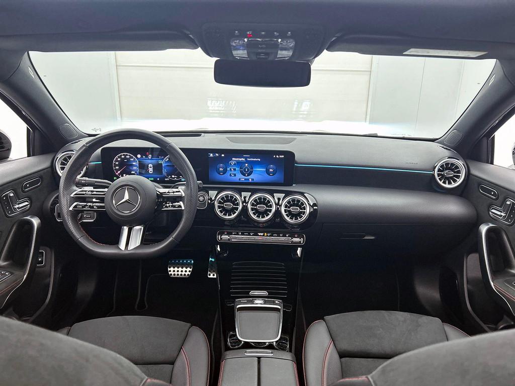 Mercedes-Benz A-klasse 250 e Berline AMG Line | Panoramisch, 4 portes, 16 kWh, 120 kW, Automatique
