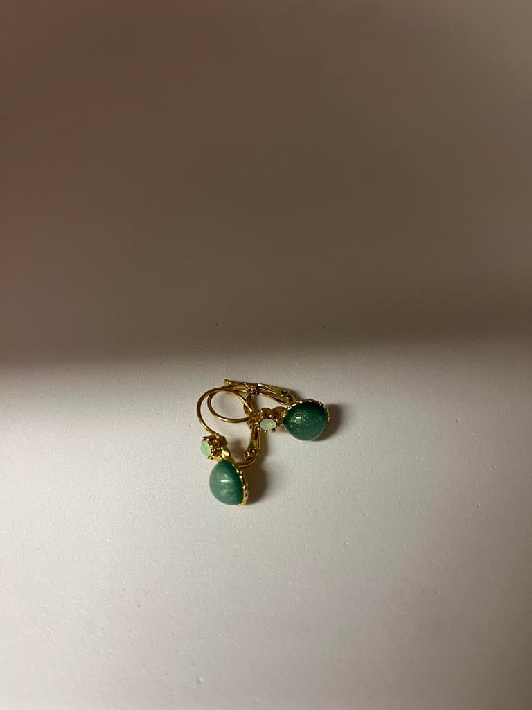 Elegante oorbellen met mooi groen steentje - goudkleurig, Bijoux, Sacs & Beauté, Boucles d'oreilles, Enlèvement, Neuf, Vert