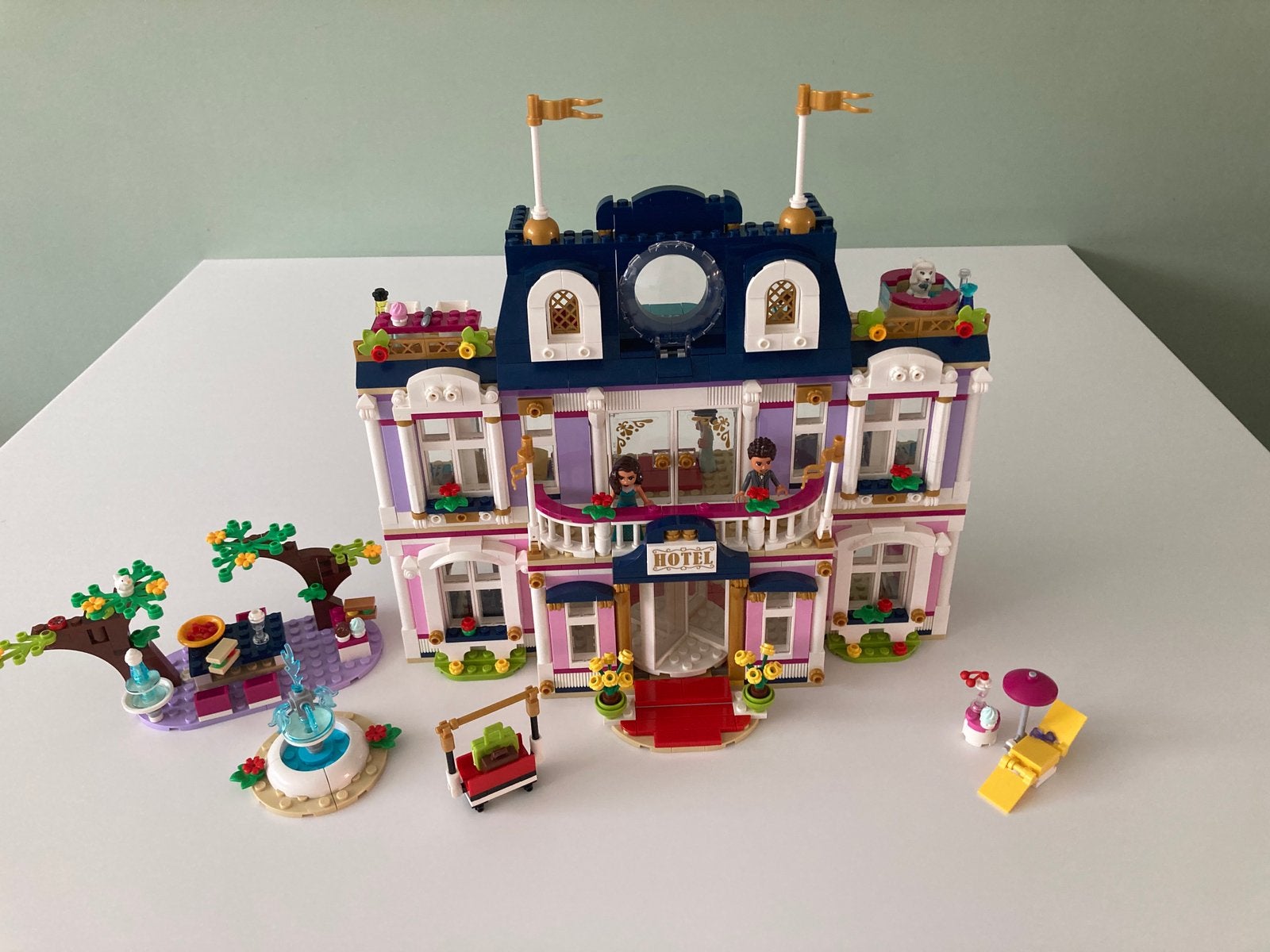 Lego Friends Heartlake city Grand Hotel, Enfants & Bébés, Jouets | Duplo & Lego, Comme neuf, Lego, Ensemble complet, Complet, Pièces supplémentaires incluses