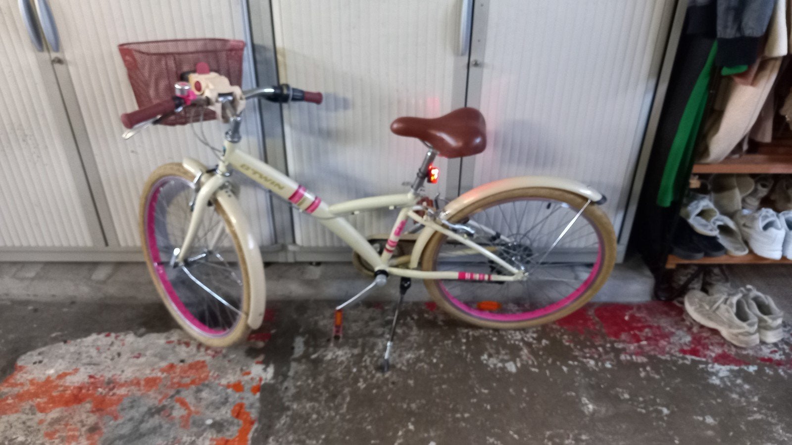 Beou vélo enfant 24pouces ( très peu utilisé avec le panier)