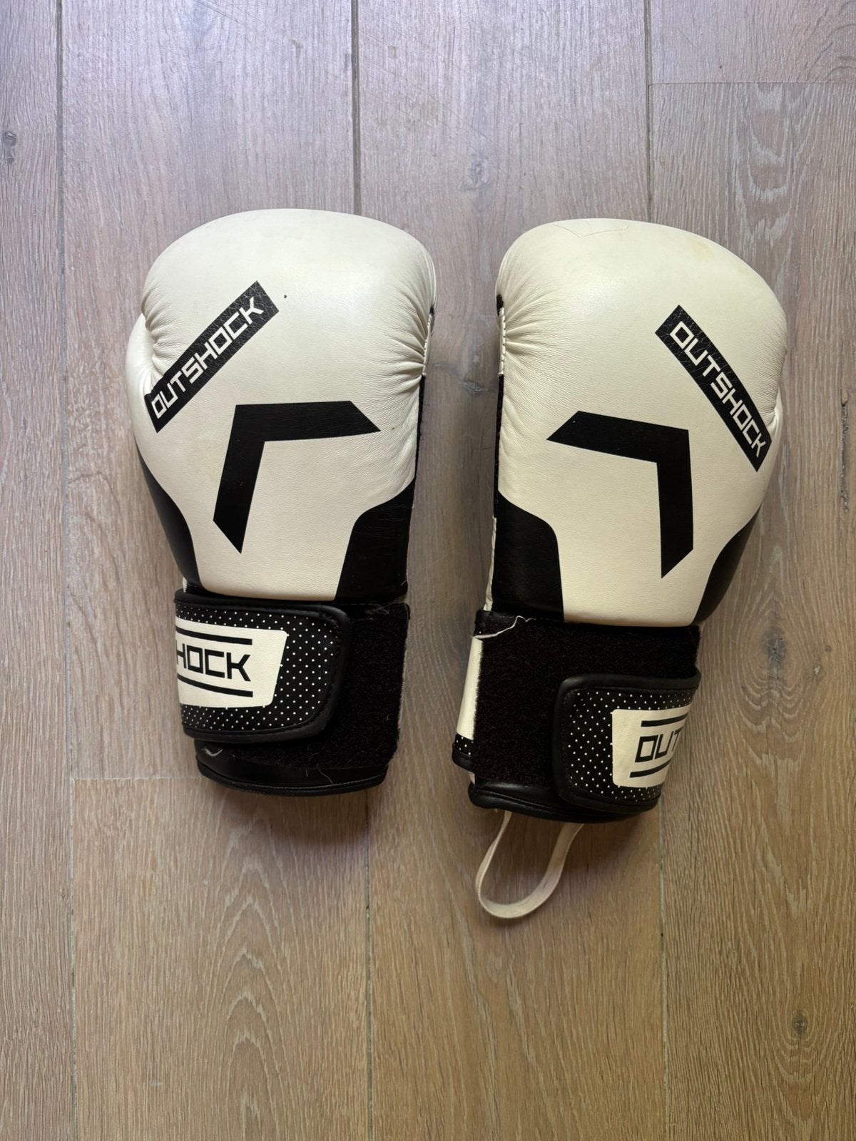 Bokshandschoenen Outshock 8oz, Ophalen, Zo goed als nieuw, Bokshandschoenen