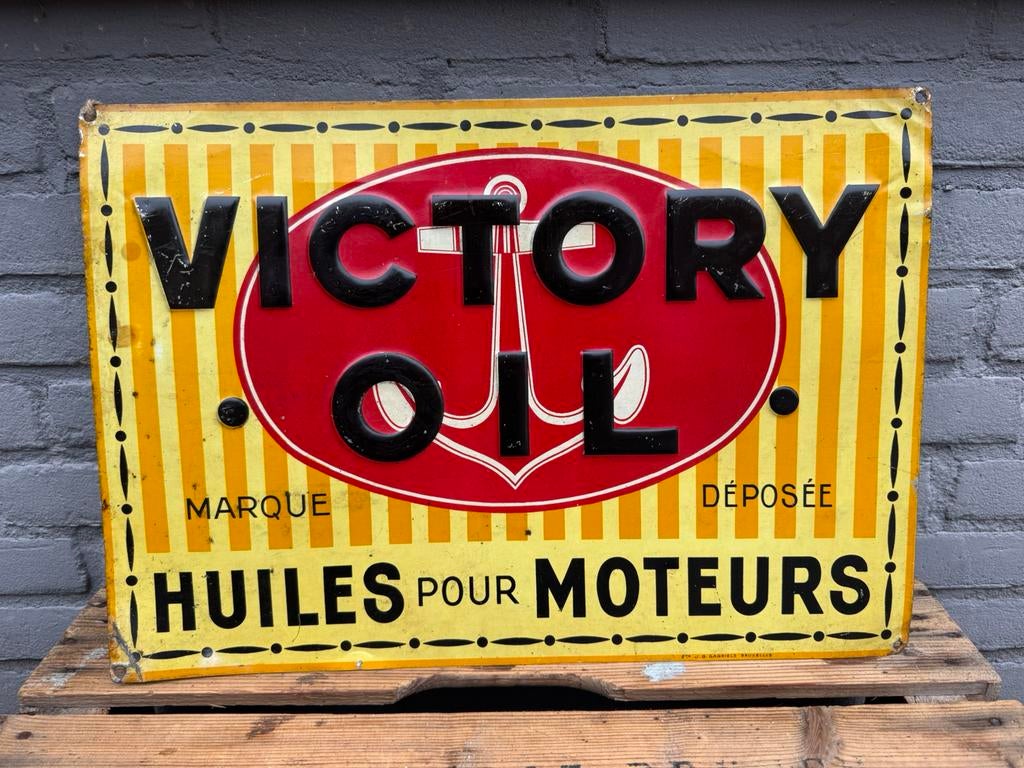 Ancien panneau d'affichage pour huile à moteur Victory, Collections, Marques & Objets publicitaires, Utilisé, Panneau publicitaire