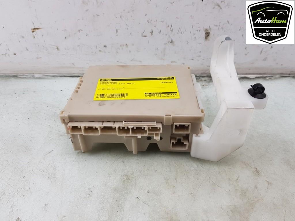 ZEKERINGKAST Toyota Aygo (B40) (|827300H030A|827300H030|), Gebruikt, Toyota