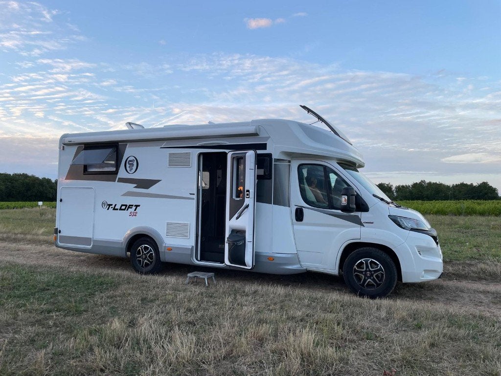Elnagh T-loft 2023 automaat 39812 Km Fiat, Caravanes & Camping, Jusqu'à 4, Siège standard, Toilette à cassette, Fiat