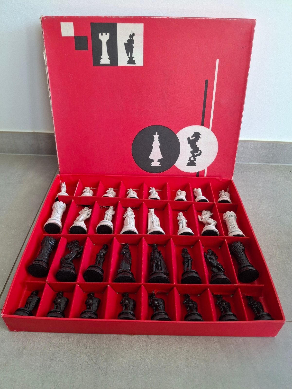 Vintage Medieval Chess Set - Original Box - Complete, 1 ou 2 joueurs, Enlèvement, Utilisé
