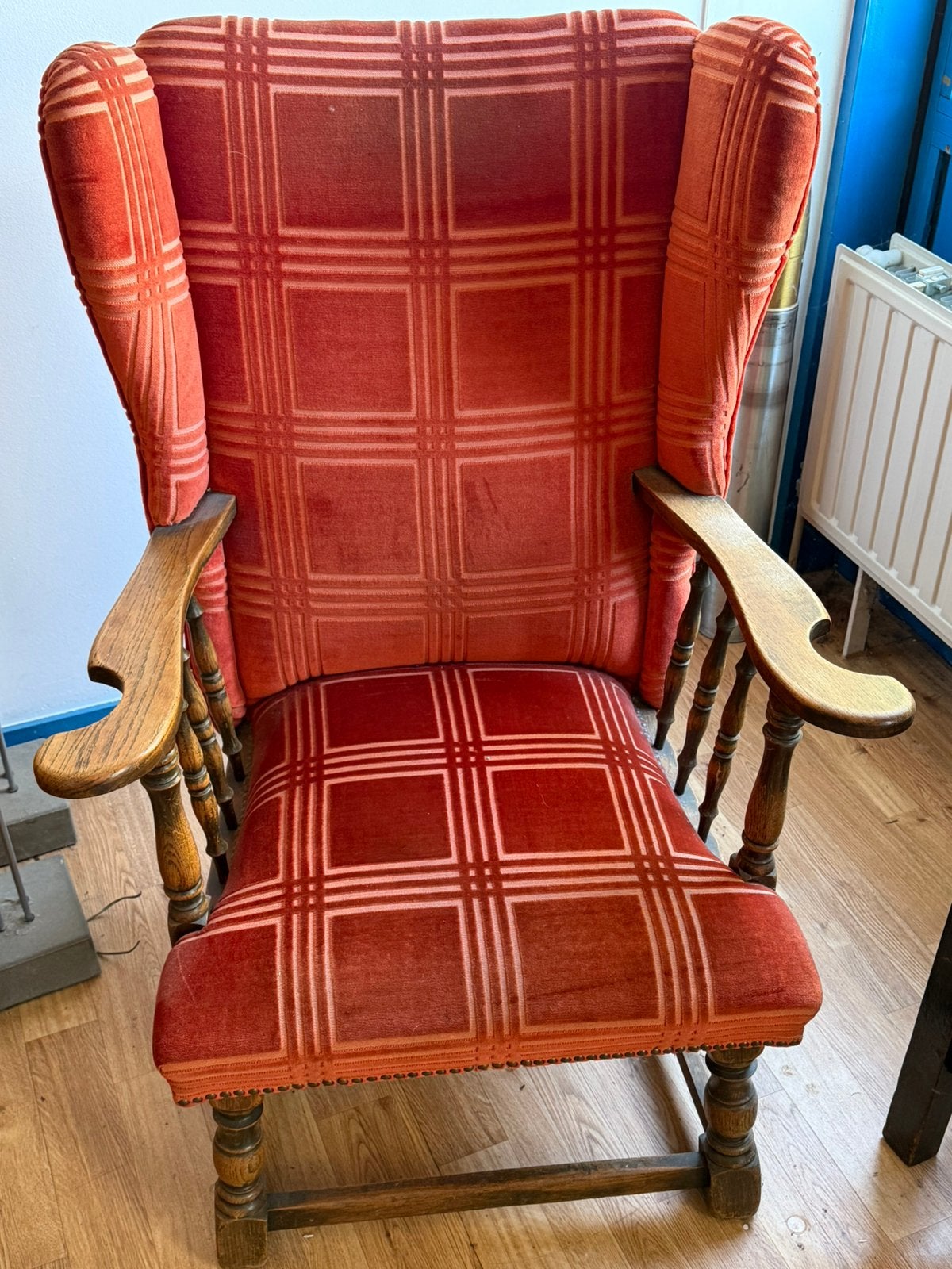 Houten oorfauteuil met rode bekleding, Antiek en Kunst, Ophalen