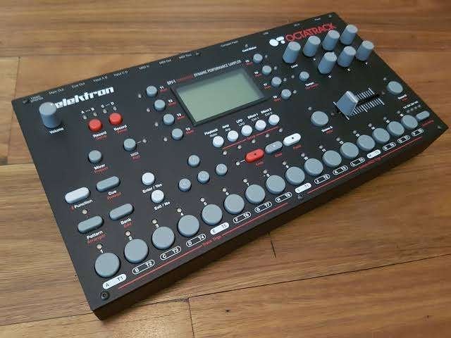 studio opruiming, Ophalen of Verzenden, Zo goed als nieuw, Met midi-aansluiting, 49 toetsen
