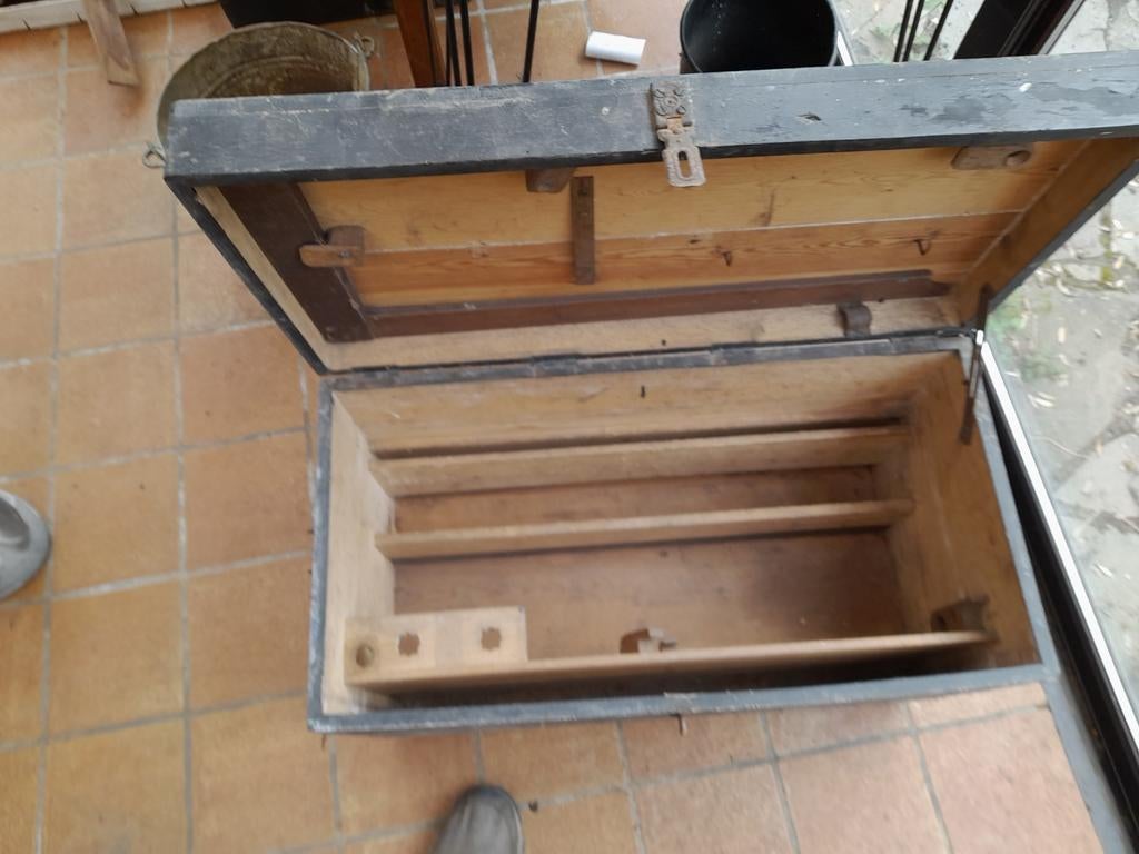 Coffre en bois, Enlèvement