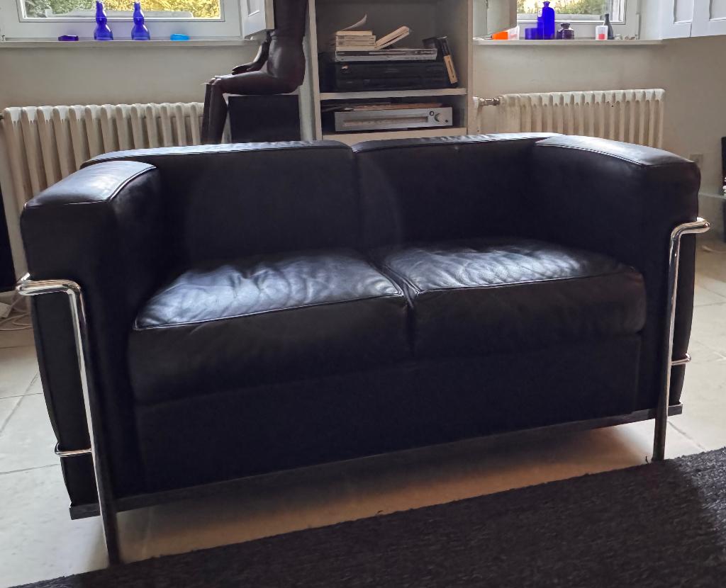 Le Corbusier 2-zits zwarte leren fauteuil (Cassina-editie), Ophalen, Zo goed als nieuw, Leer, 75 tot 100 cm