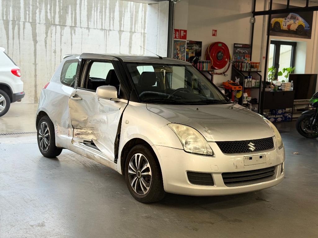 Suzuki Swift 2005 accidentée porte passager (roule normal), Autos : Divers, Voitures accidentées, Argent ou Gris, Enlèvement ou Envoi
