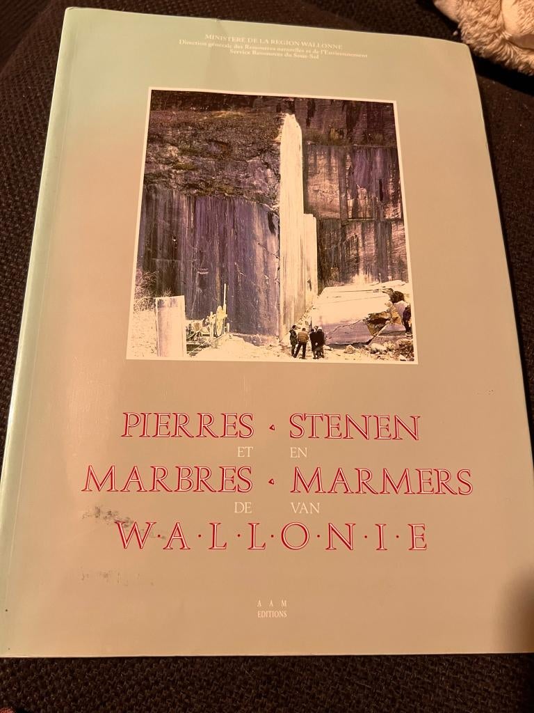 Pierres et marbres de Wallonie/Pierres et marbres de Wallo, Livres, Enlèvement ou Envoi, Comme neuf, Autres sujets/thèmes, Catherine Cnudde