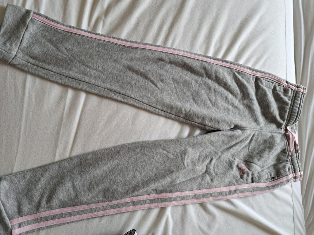 Joggingbroek Adidas meisjes maat 128, Enfants & Bébés, Vêtements enfant | Taille 128, Adidas, Comme neuf, Enlèvement, Vêtements de sport ou Maillots de bain
