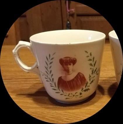 Dubbelzijdige mok van koning Albert I en koningin Elisabeth, Antiek en Kunst, Ophalen of Verzenden