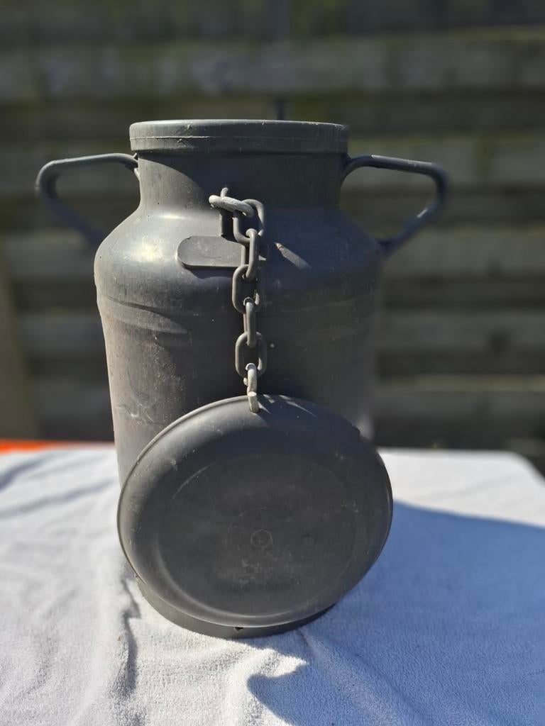 plastieken PVC melkkan grijs met deksel en ketting, Ophalen, Gebruikt