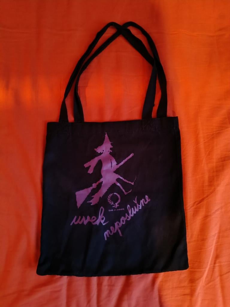 Zwarte tote bag: paarse heks op bezem: altijd ongehoorzaam., Ophalen of Verzenden, Gebruikt, Zwart