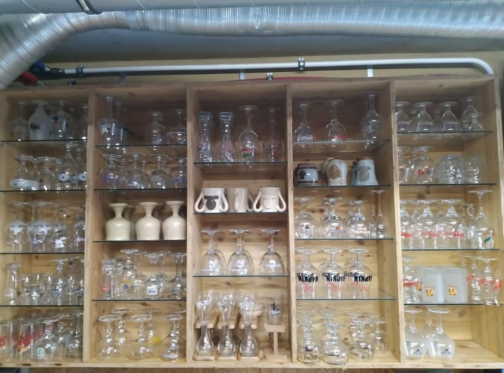 Grote kast met leggers van geslepen glas/ bierglazen te koop, Enlèvement ou Envoi