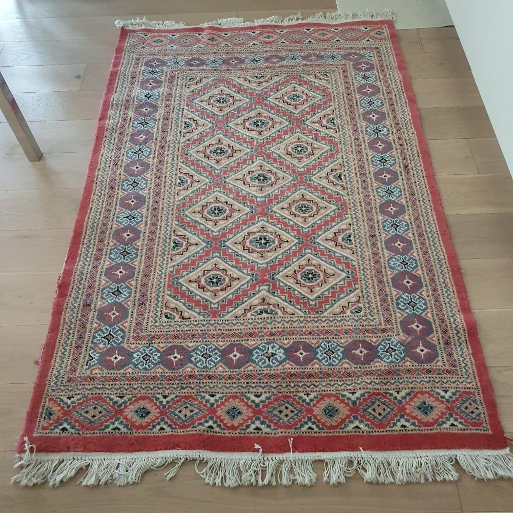 Tapis oriental à décor de losanges, Enlèvement