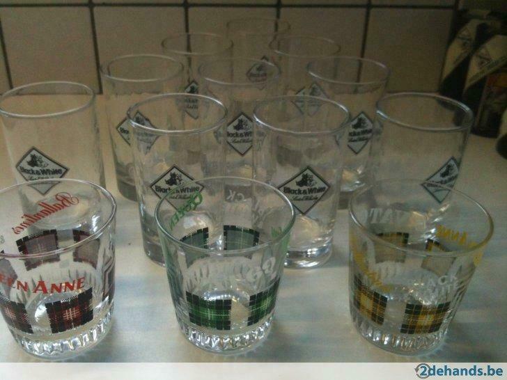 glas een lot  black & white en 3 whisky glazen, Verzamelen, Ophalen, Gebruikt