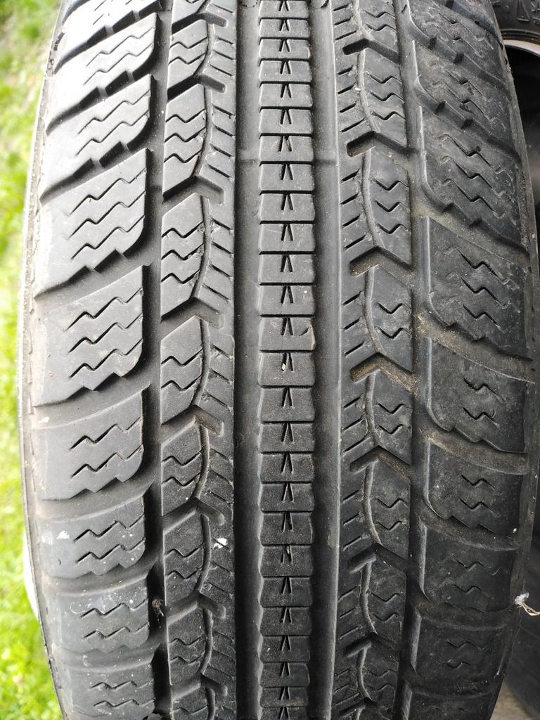 jantes en tole 14 pouces 4 par 100 avec bons pneus neige, Autos : Pièces & Accessoires, Pneus & Jantes, 14 pouces, Pneus hiver