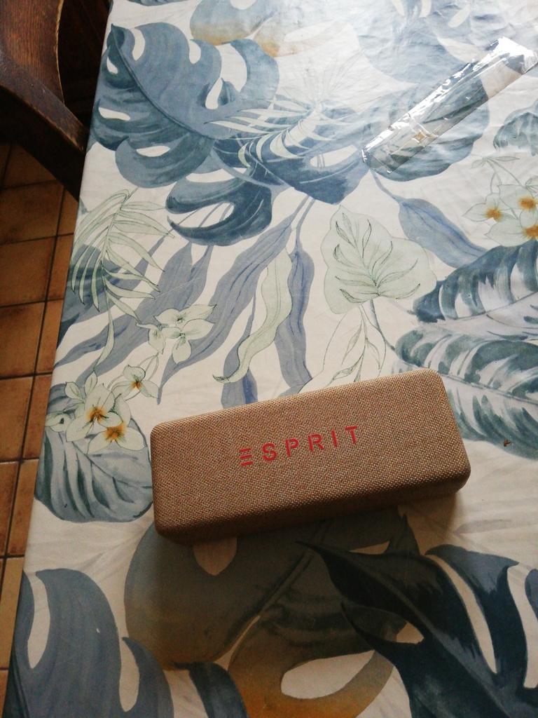 Étui à lunettes Esprit. Neuf., Bijoux, Sacs & Beauté, Porte-monnaie & Portefeuilles, Enlèvement ou Envoi, Comme neuf, Esprit