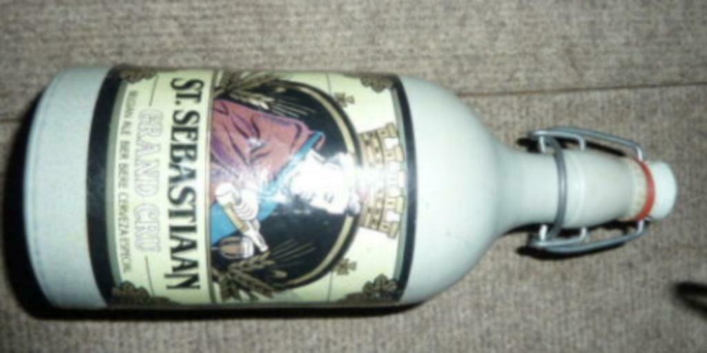 # stenen fles / kruik ST. SEBASTIAAN GRAND CRU Brij Sterkens, Verzamelen, Biermerken, Gebruikt, Flesje(s), Overige merken, Ophalen of Verzenden