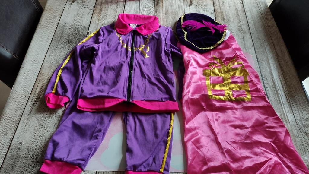 Leuke pietenpak met cape en muts, Kinderen en Baby's, Kinderkleding | Kinder-kledingpakketten, Gebruikt, Maat 110, Ophalen of Verzenden