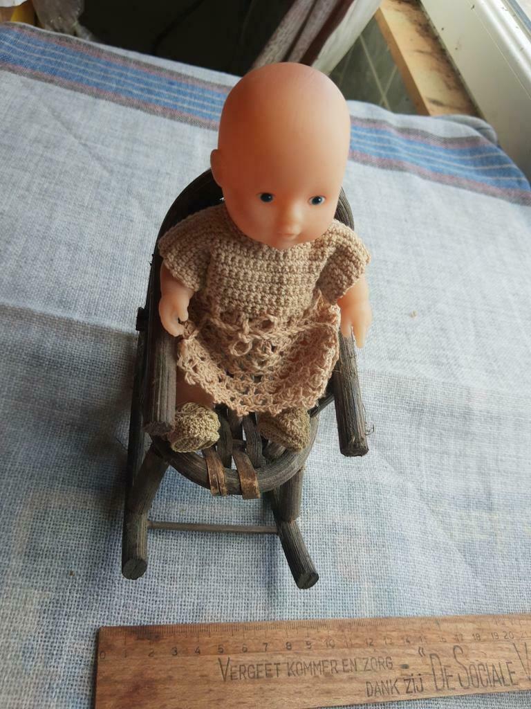 Klein popje in wiebelstoeltje, Kinderen en Baby's, Speelgoed | Poppen, Ophalen of Verzenden