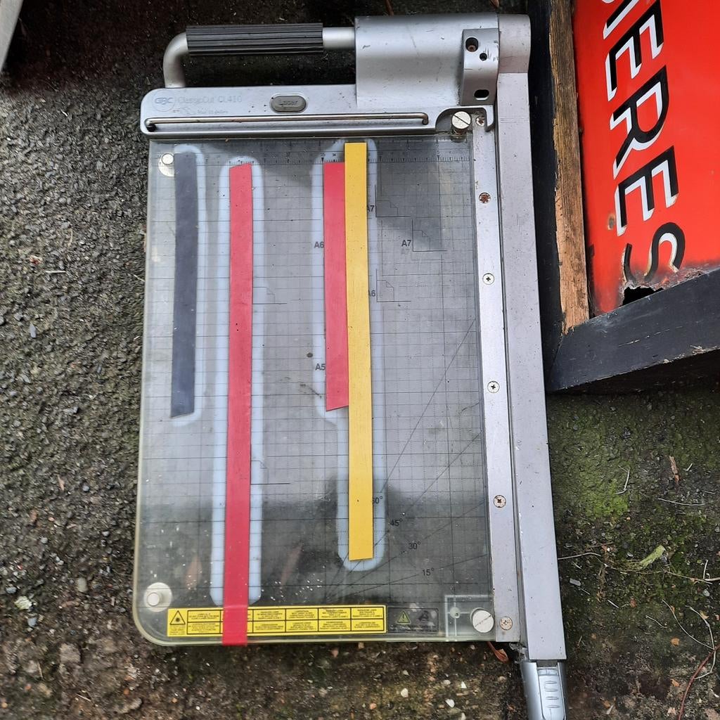 Papiersnijder met zeer scherp mes ! Geleider is er niet bij., Ophalen of Verzenden, Gebruikt