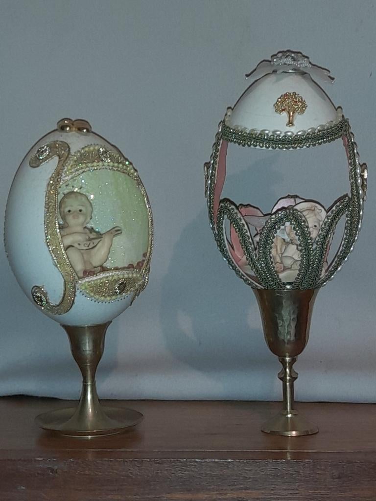 2 œufs d'autruche anciens sculptés avec des anges, Enlèvement ou Envoi