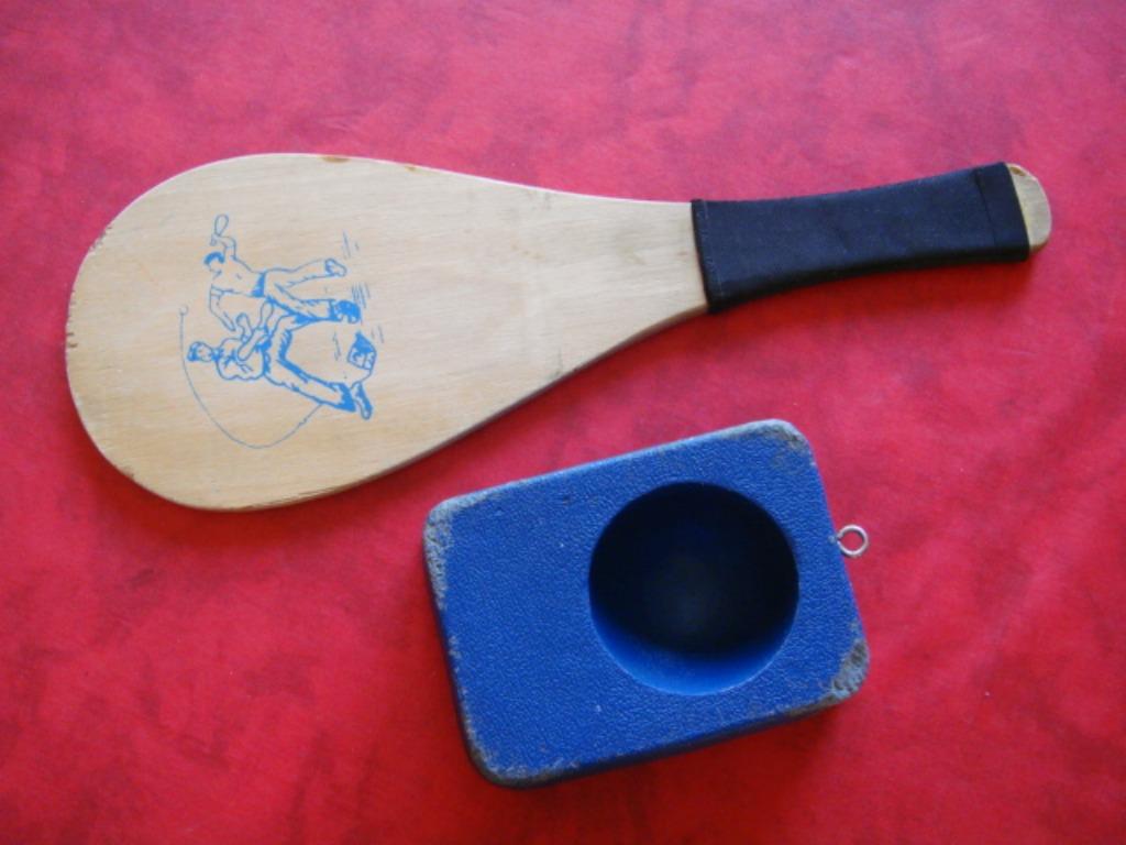 Jouet .JOKARI". Support bleu + 1 raquette. "Vintage, Enlèvement ou Envoi, Utilisé